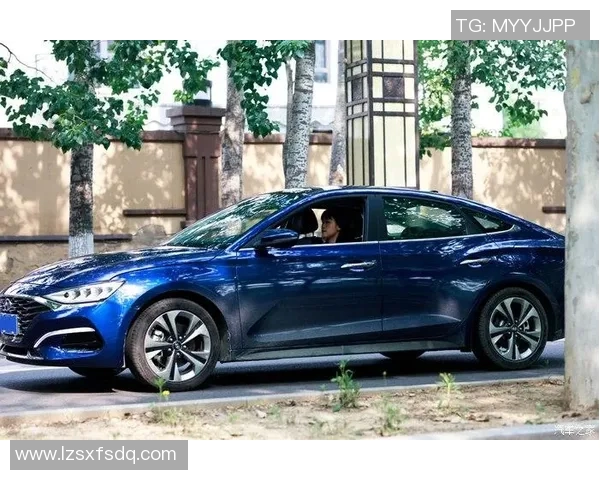 足球明星与摩托车的激情碰撞探索运动与速度的完美结合 足球明星与摩托车的激情碰撞探索运动与速度的完美结合