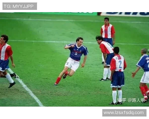 长得很像足球明星的他在街头引发了无数路人的惊叹与围观